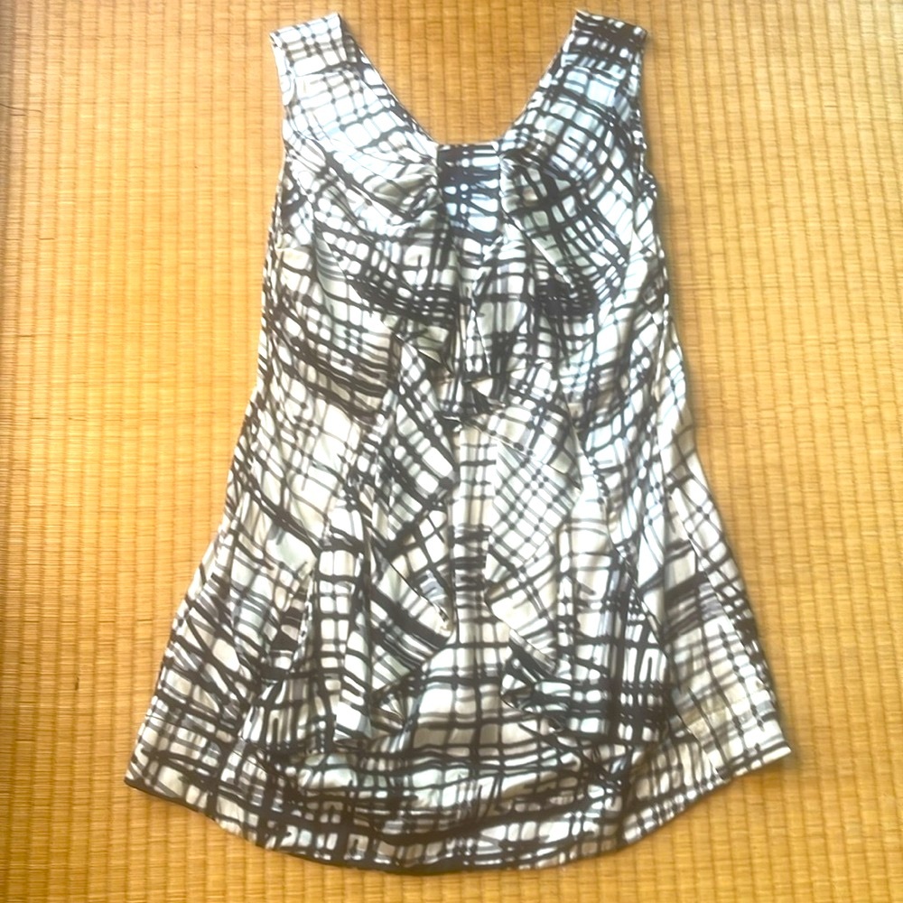 BCBGMaxAzria Black & White Abstract Print Sleeveless Blouse.